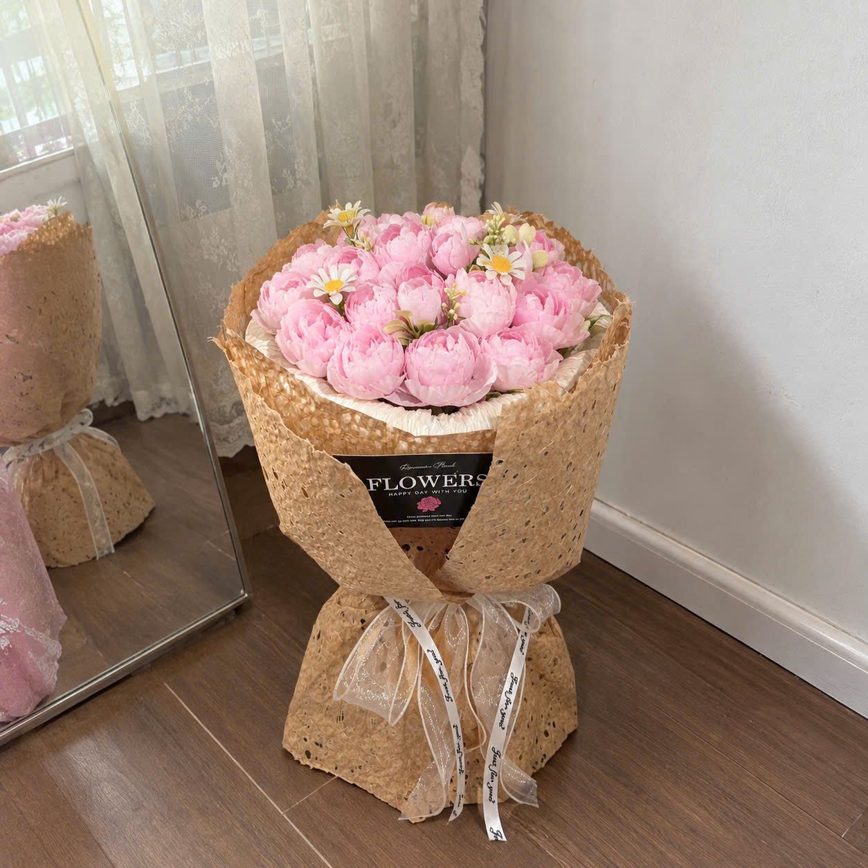 Bó mẫu đơn hồng phấn xen cúc trắng, gói giấy kraft lưới và ruy băng voan