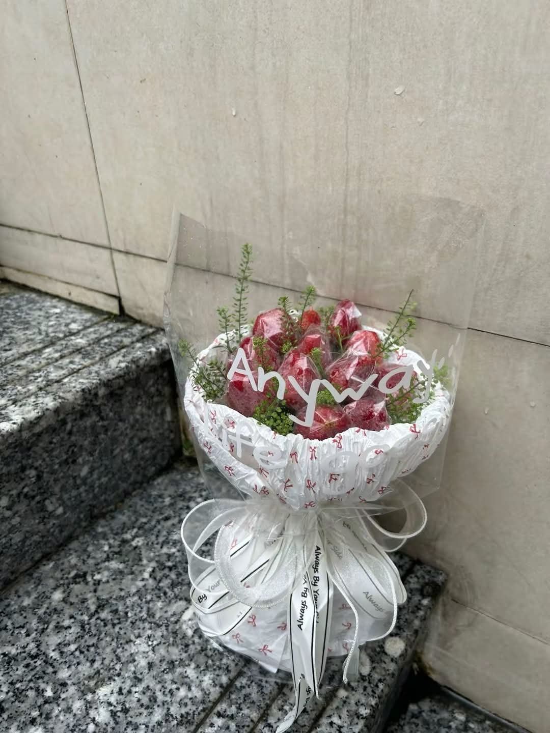 Bó hoa dâu tây giấy trắng nơ ruy băng