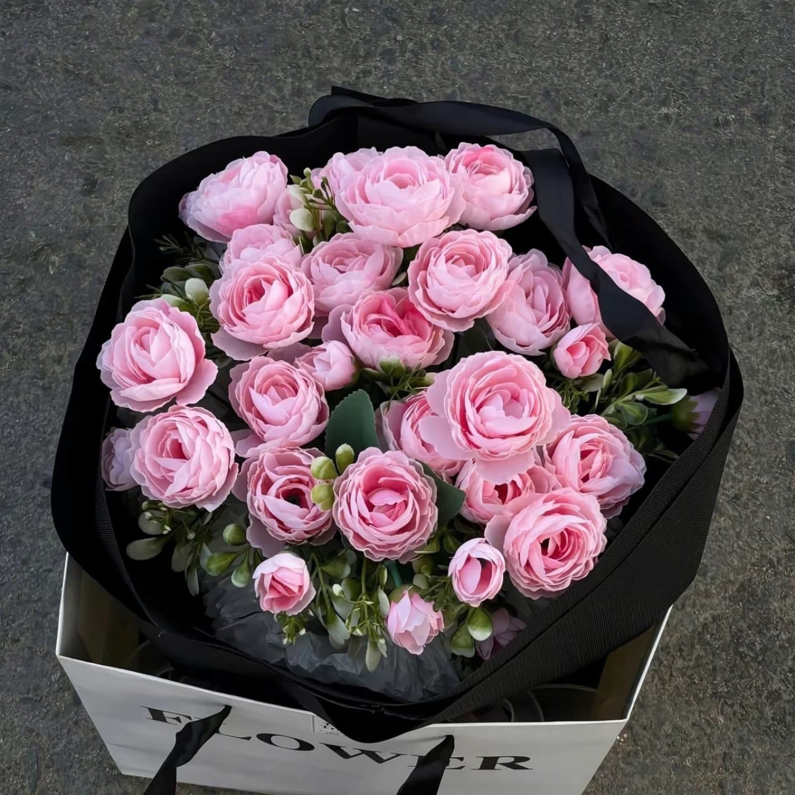 Bó hoa hồng phấn gói giấy đen