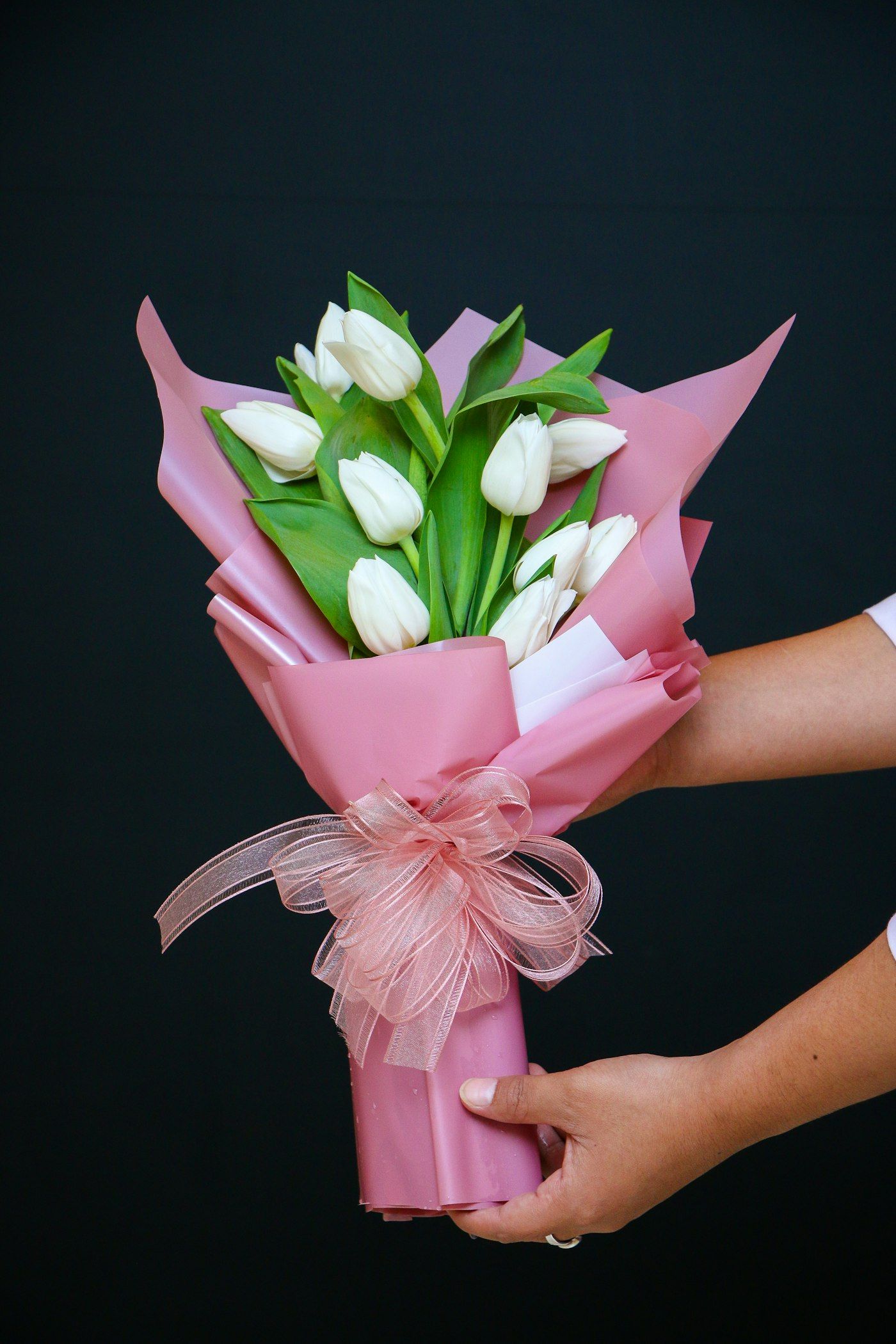 Bó tulip trắng gói giấy hồng thắt nơ hồng